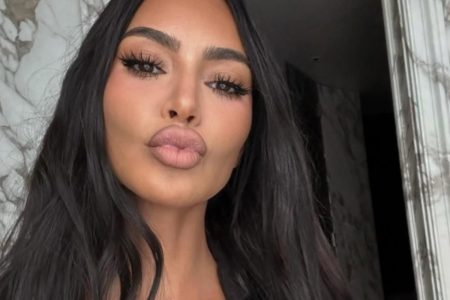 Foto colorida de Kim Kardashian - Metrópoles