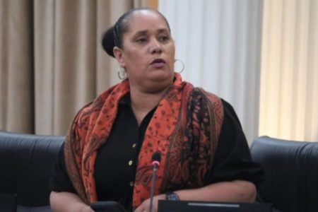 Imagem colorida de ministra de Trinidad e Tobago que morreu em incêndio - Metrópoles