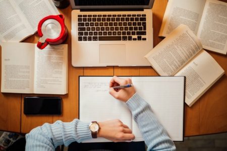 Imagem colorida, pessoa estudando - Metrópoles