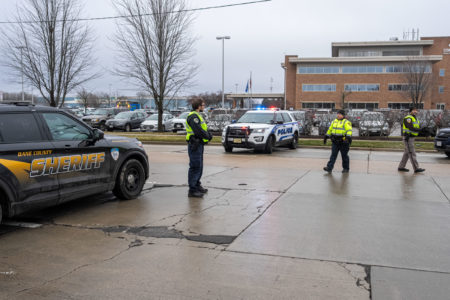 Polícia proxumo clínica de saúde onde os alunos da Abundant Life Christian School se reunirão após um tiroteio na escola em Madison, Wisconsin Metropoles