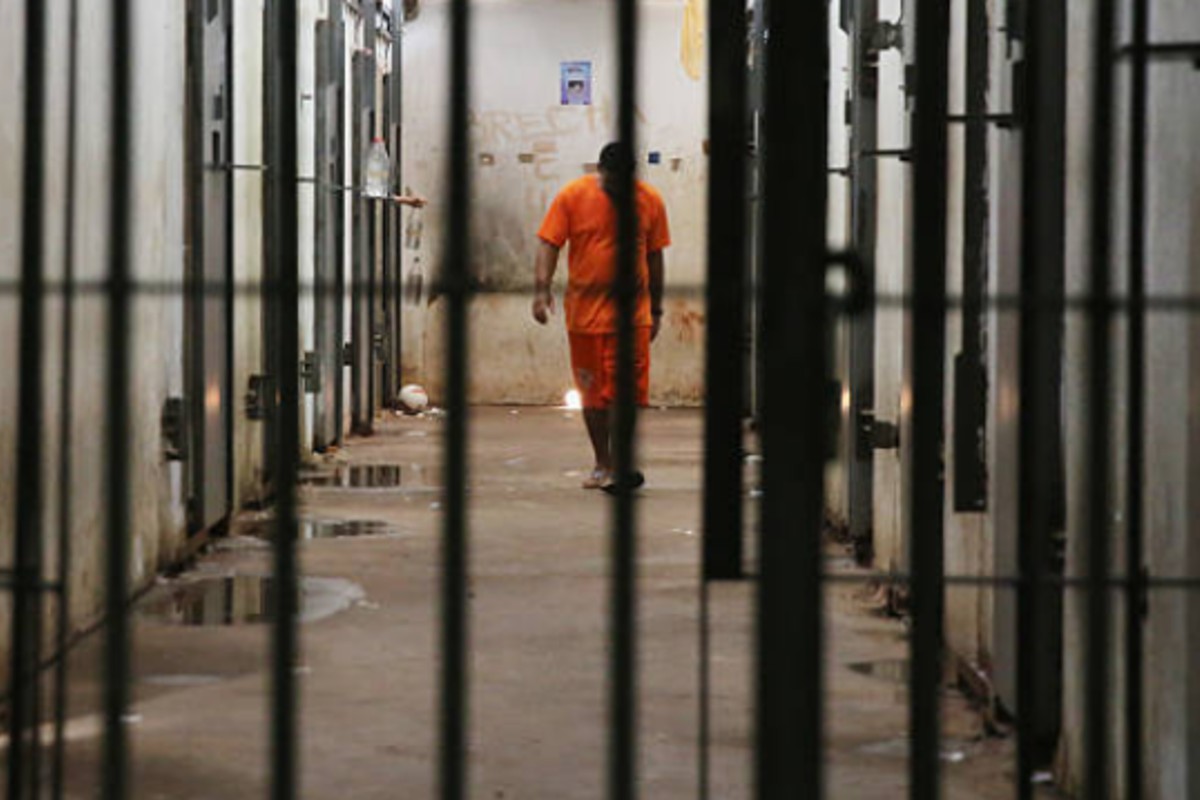 Imagem colorida de um dos homem presos em cadeia - Metrópoles