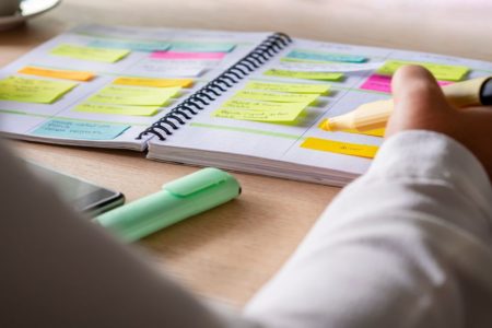 Imagem colorida, pessoal escrevendo em caderno - Metrópoles