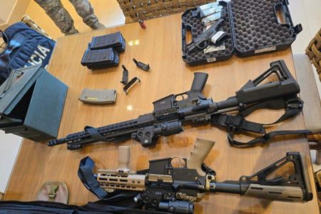 Joias, armas e dinheiro apreendidos durante Operação Tacitus, que prendeu policiais civis suspeitos de envolvimento com o PCC - Metrópoles