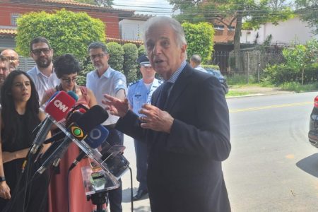 O ministro da Defesa, José Múcio, dá entrevista na porta da casa de Lula em São Paulo - Metrópoles