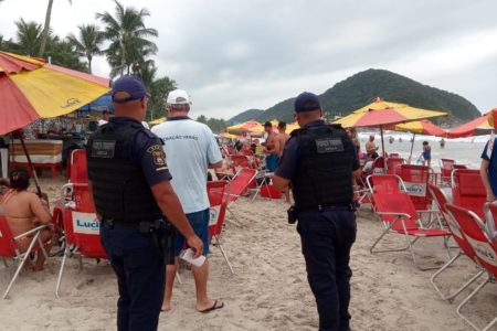 Operação de fiscalização em praias no Guarujá - Metrópoles