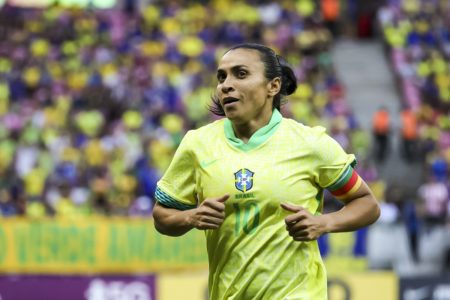 Imagem colorida de Marta com a camisa da Seleção - Metrópoles