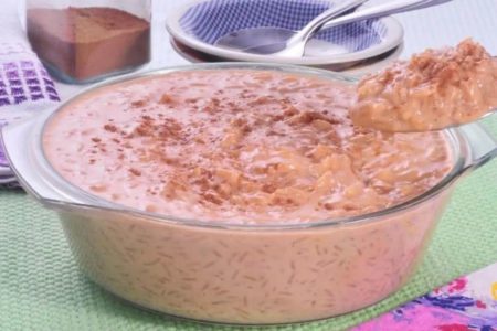 Arroz doce moreno e cremoso
