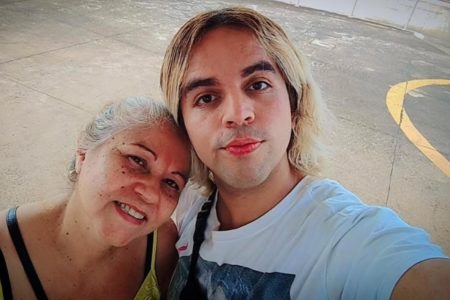Imagem colorida de mulher junto do filho. Metrópoles