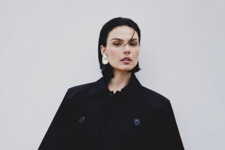 Imagem colorida de Isis Valverde usando roupa preta e posando para foto - Metrópoles