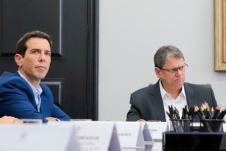 Renato Feder e Tarcísio de Freitas, que mudaram postura sobre 13º salário de professores temporário - Metrópoles
