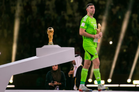 Dibu Martínez é eleito o melhor goleiro do mundo pela Fifa Metropoles