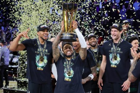 Imagem colorida dos jogadores do Bucks comemorando - Metrópoles