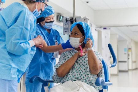Imagem colorida, mulher sendo encaminhada para cirurgia - Metrópoles