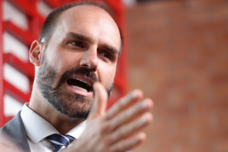 Deputado Eduardo Bolsonaro PL-SP é entrevistado no estúdio Metrópoles