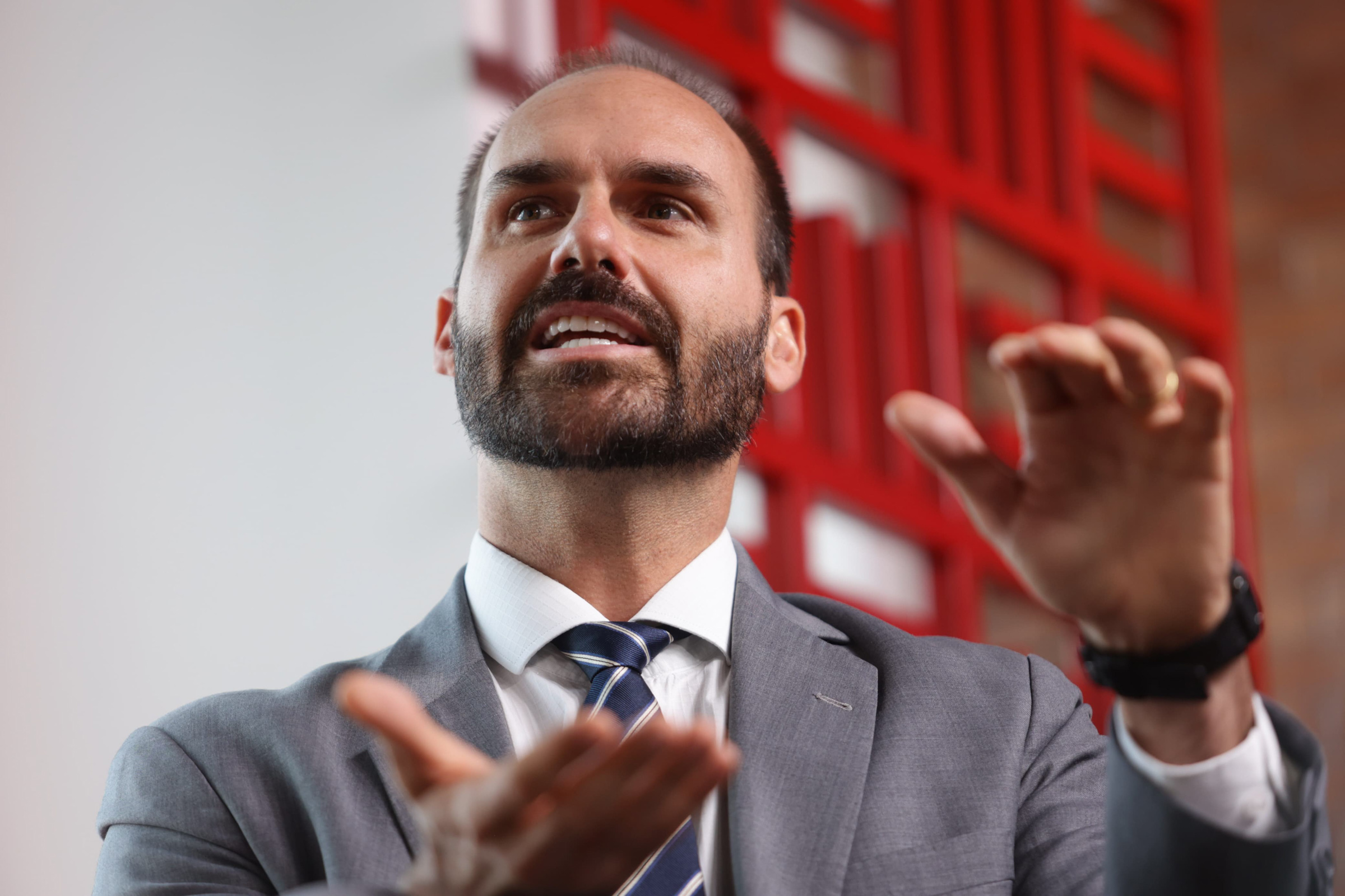 Deputado Eduardo Bolsonaro PL-SP é entrevistado no estúdio Metrópoles