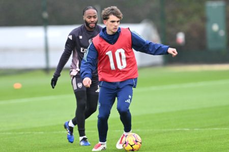 Foto colorida de Max Dowman em disputa de bola com Sterling em treino do Arsenal - Metrópoles