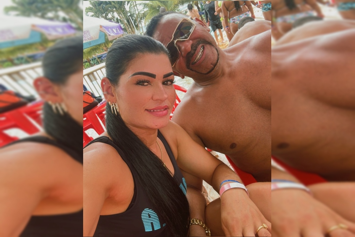 Casal posa para câmera em momento de descontração