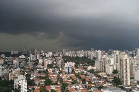 Aproximação de uma frente fria provoca tempestades a partir de sexta-feira (20/12). Há potencial para alagamentos e deslizamentos de terra - Metrópoles