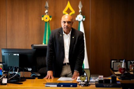 Imagem colorida do presidente da CLDF Wellington Luiz (MDB). Ele tem pele parda, usa terno preto e camiseta branca - Metrópoles