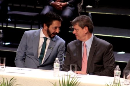 Em sua diplomação, o prefeito Ricardo Nunes ao lado do governador Tarcísio de Freitas - Metrópoles