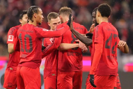 Foto colorida do time do Bayern de Munique durante jogo contra o Heidenheim no Campeonato Alemão - Metrópoles