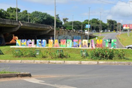 Imagem colorida de um letreiro escrito Núcleo Bandeirante