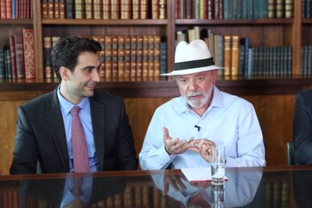 Imagem colorida de presidente Lula gesticulando ao lado de Gabriel Galípolo - Metrópoles