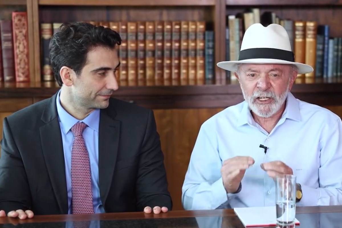 Imagem colorida de presidente Lula gesticulando ao lado de Gabriel Galípolo - Metrópoles