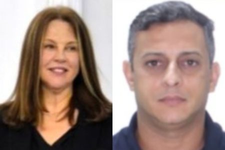 Montagem com duas fotos. Na esquerda, mulher de cabelo castanho claro e luzes, e vestido preto com decotes discreto. Direita, homem branco, de cabelo curto e camisa polo azul escura - Metrópoles