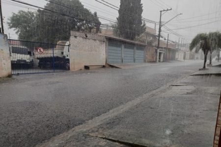 Imagem colorida de chuva na zona leste de São Paulo. Metrópoles