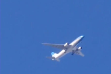 Imagem colorida, avião circulando por cerca de duas horas - Metrópoles