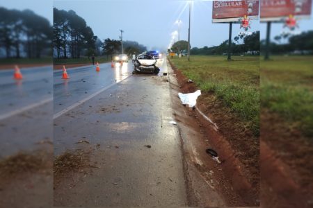 Carro branco avariado em rodovia