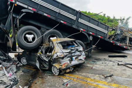 Imagem colorida de acidente com ônibus, carreta e carro que deixou 22 mortos em MG - Metrópoles