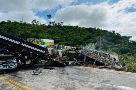 Imagem colorida de acidente com ônibus, carreta e carro que deixou 22 mortos em MG - Metrópoles