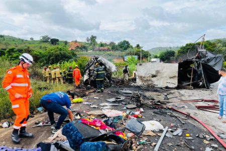 Imagem colorida de acidente com ônibus, carreta e carro que deixou 22 mortos em MG - Metrópoles