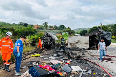 Imagem colorida de acidente com ônibus, carreta e carro que deixou 22 mortos em MG - Metrópoles