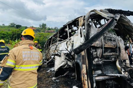 Imagem colorida de acidente com ônibus, carreta e carro que deixou 22 mortos em MG - Metrópoles