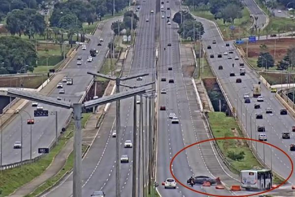 Imagem colorida de um acidente de transito - Metrópoles