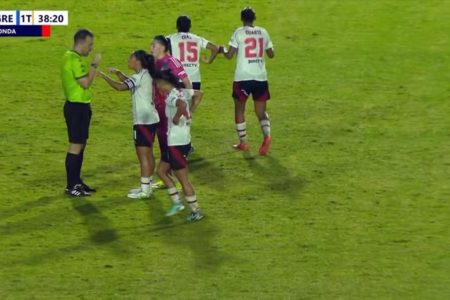 Imagem colorida de jogadora racista do River Plate - Metrópoles