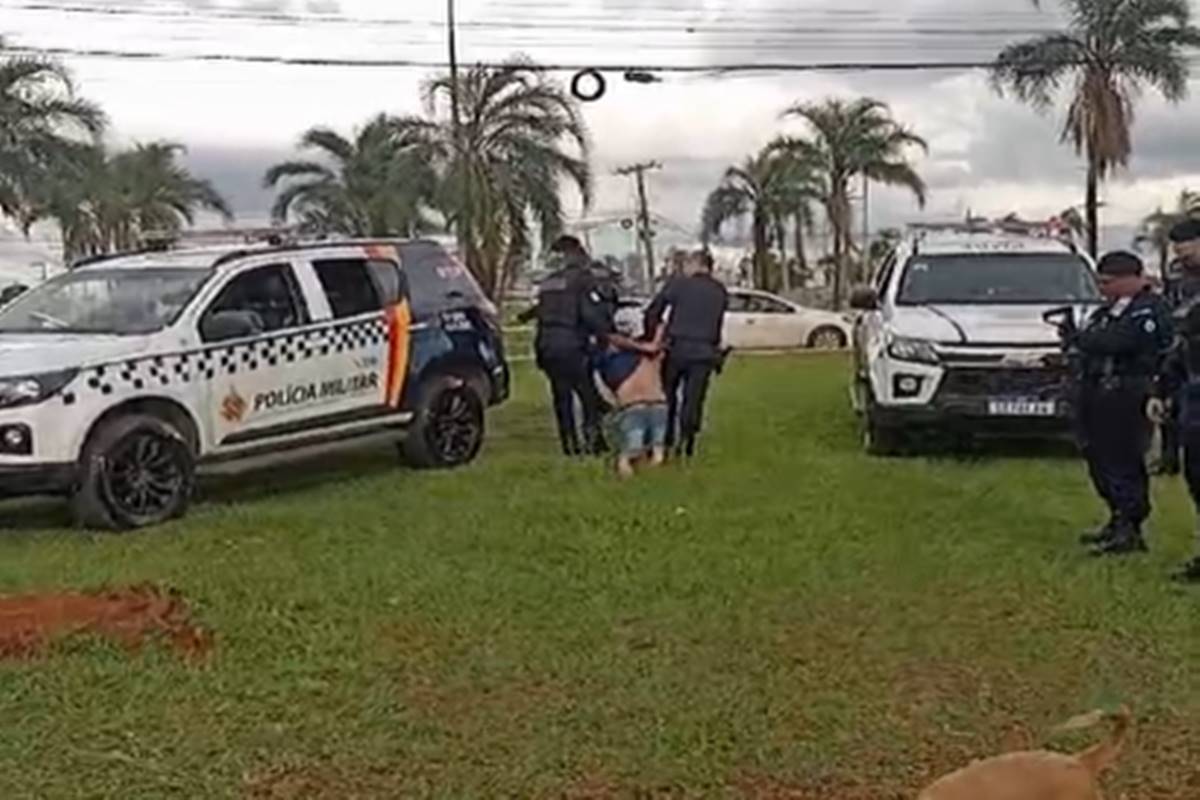 Foto de homem sendo preso pela polícia