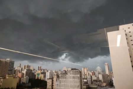 Defesa Civil prevê pancadas de chuva forte e rajadas de vento de até 50 km/h em São Paulo neste domingo. Temperaturas aumentam durante o dia - Metrópoles