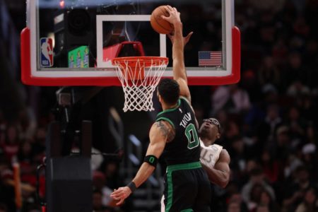 Imagem colorida de jogo entre Boston Celtics e Bull, pela NBA- Metrópoles