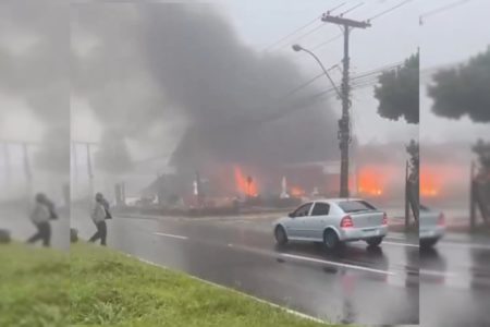 prédio em chamas e carro