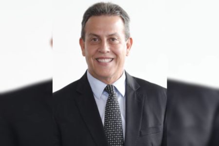 Foto colorida de homem branco com terno