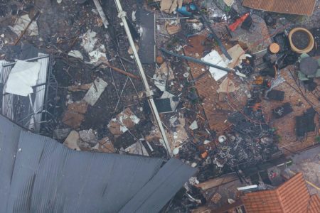 Imagem colorida superior do local atingido durante queda de avião em Gramado (RS)