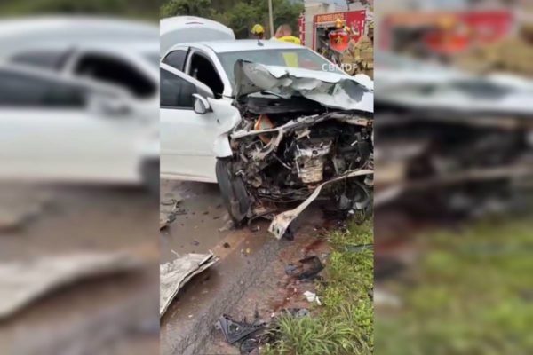 Foto colorida de acidente, com frente de carro danificada