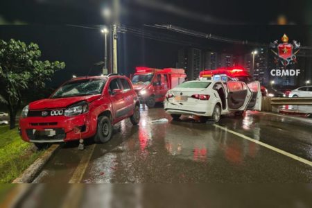 Foto colorida de carro batido em via
