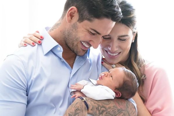 Foto colorida de Rebeca Abravanel, Alexandre Pato e o filho - Metrópoles