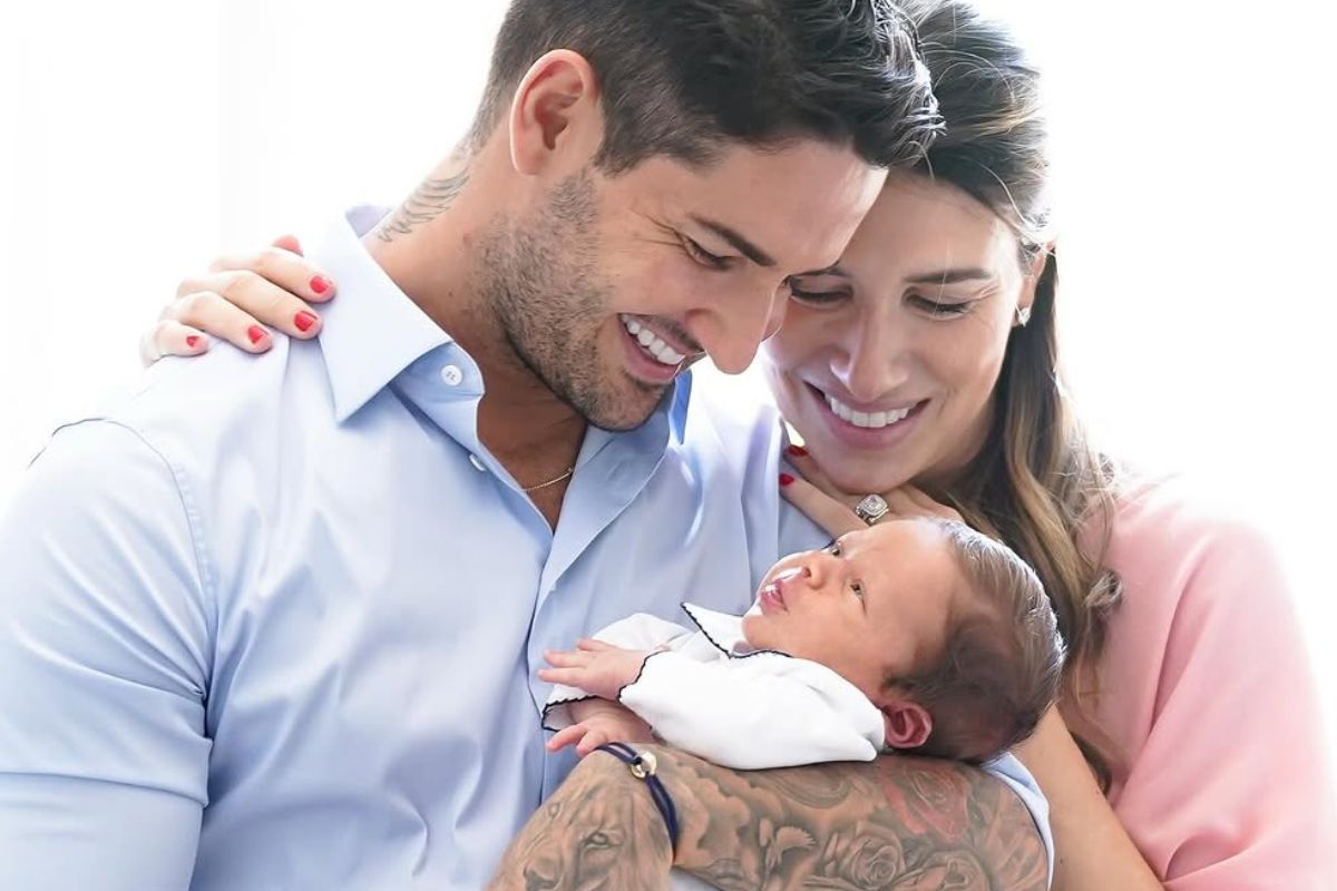 Foto colorida de Rebeca Abravanel, Alexandre Pato e o filho - Metrópoles