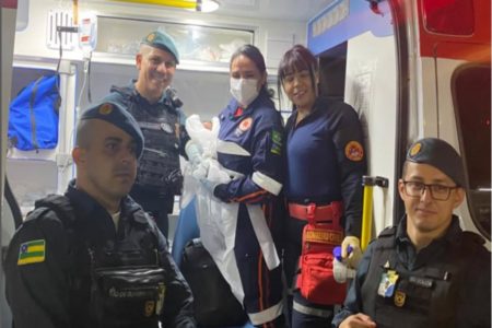 Foto colorida de equipe do Samu com bebê